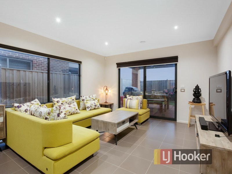 26 Fenway Boulevard, Clyde North VIC 3978