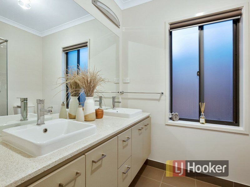 26 Fenway Boulevard, Clyde North VIC 3978