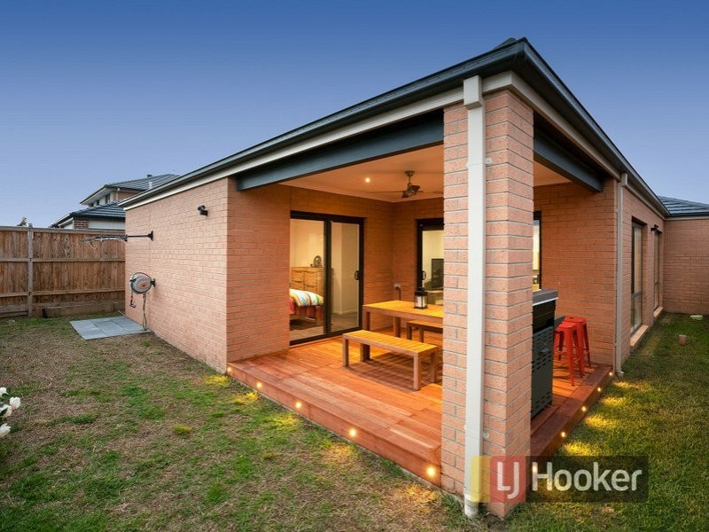 26 Fenway Boulevard, Clyde North VIC 3978