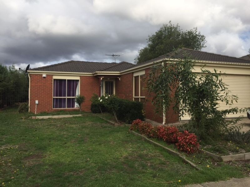 4 Charlotte Place, Cranbourne West VIC 3977