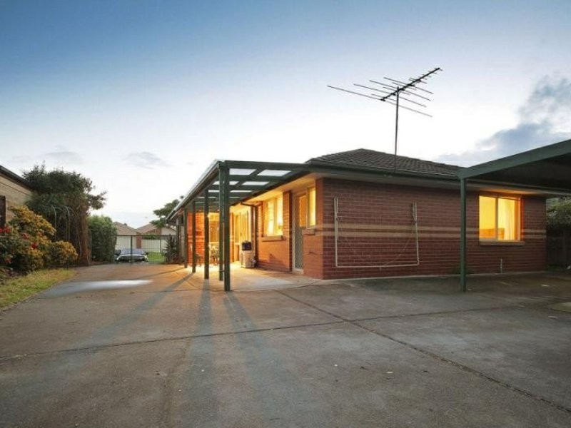 13 Hamilton Drive, Cranbourne North VIC 3977