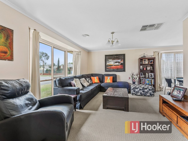 2 Lindenow Court, Cranbourne North VIC 3977