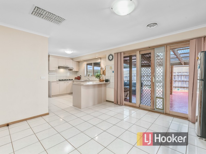 2 Lindenow Court, Cranbourne North VIC 3977