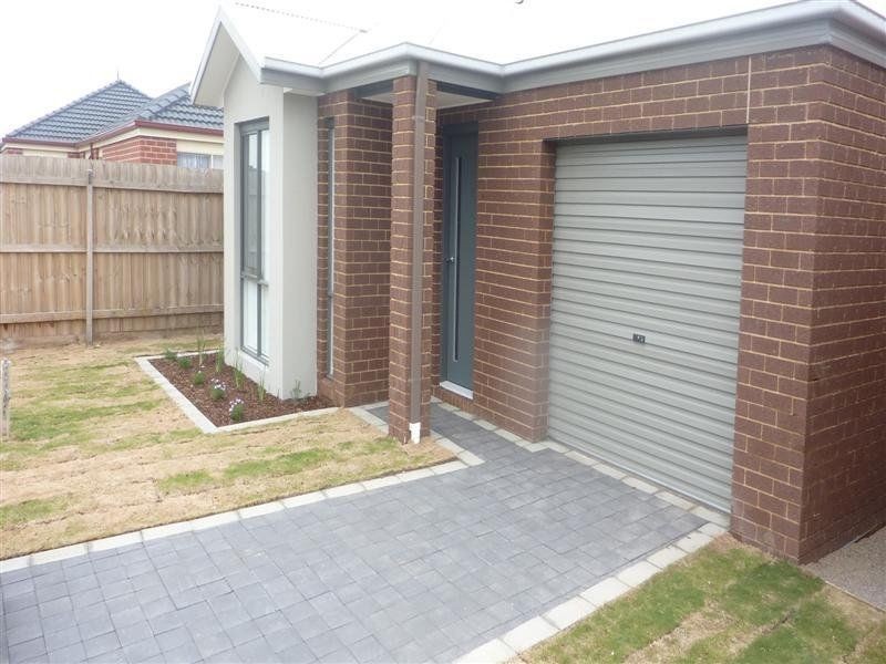 45 Calais Circuit, Cranbourne West VIC 3977