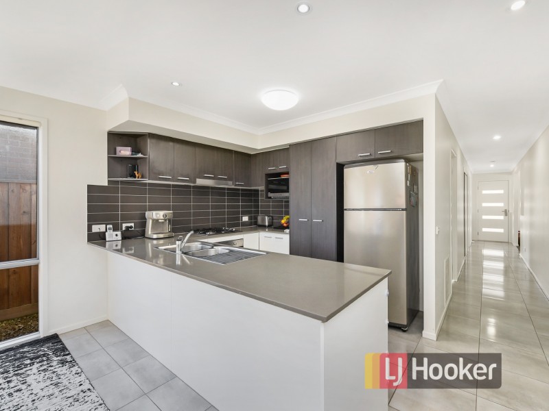 10 Tia Street, Clyde North VIC 3978