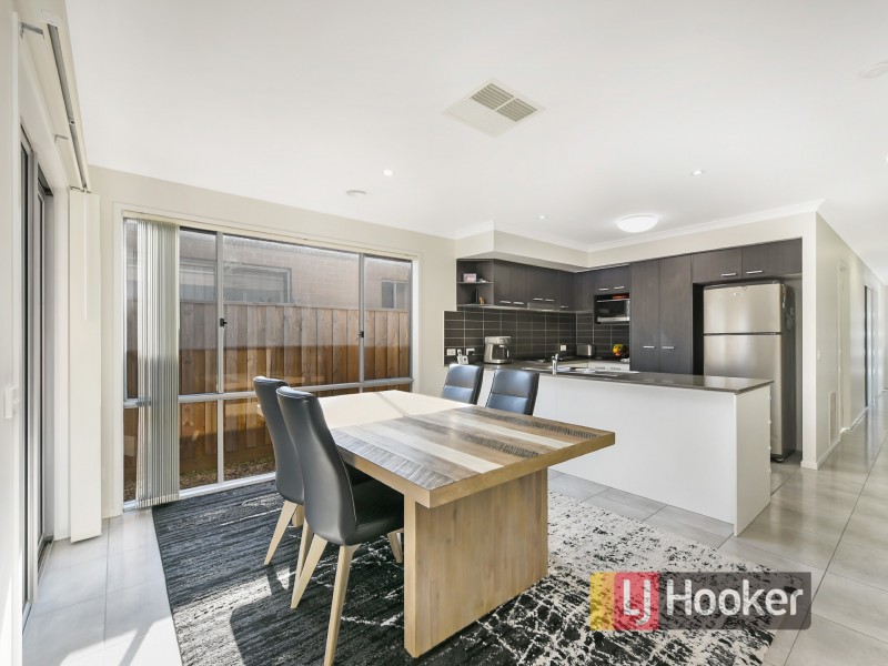 10 Tia Street, Clyde North VIC 3978