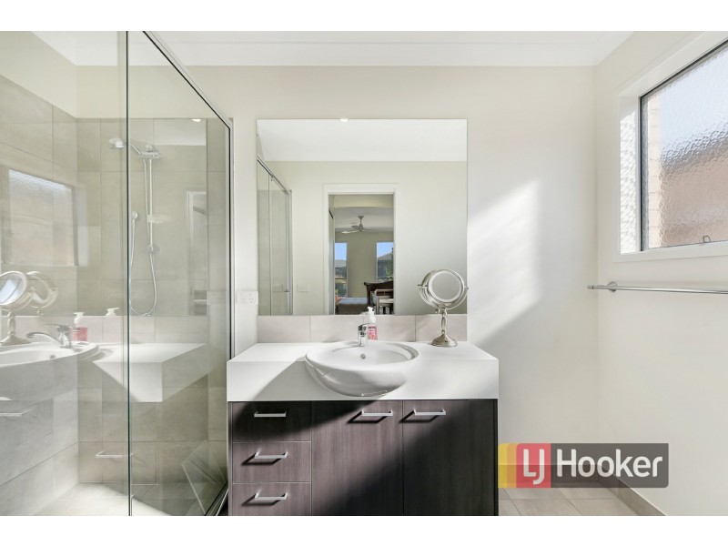 10 Tia Street, Clyde North VIC 3978