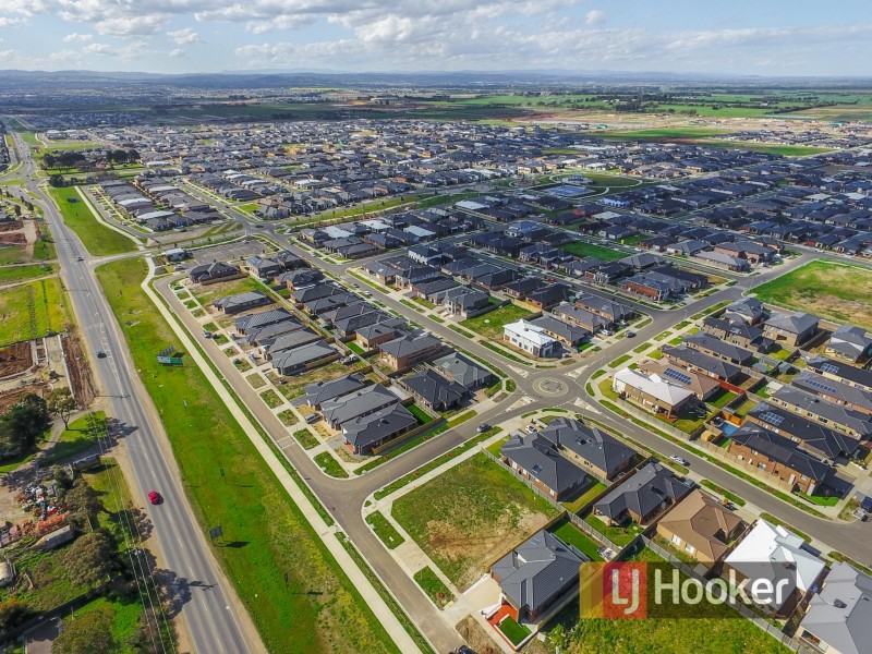 3 Fathom Way, Clyde North VIC 3978