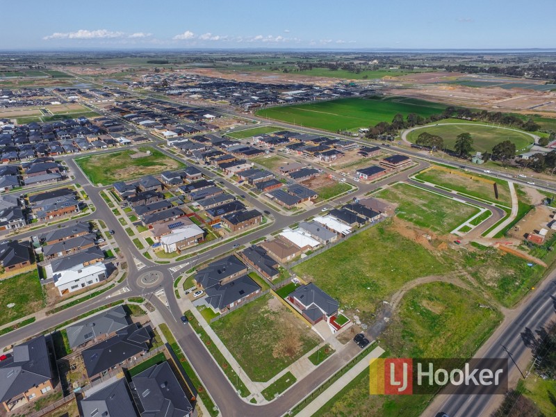 3 Fathom Way, Clyde North VIC 3978