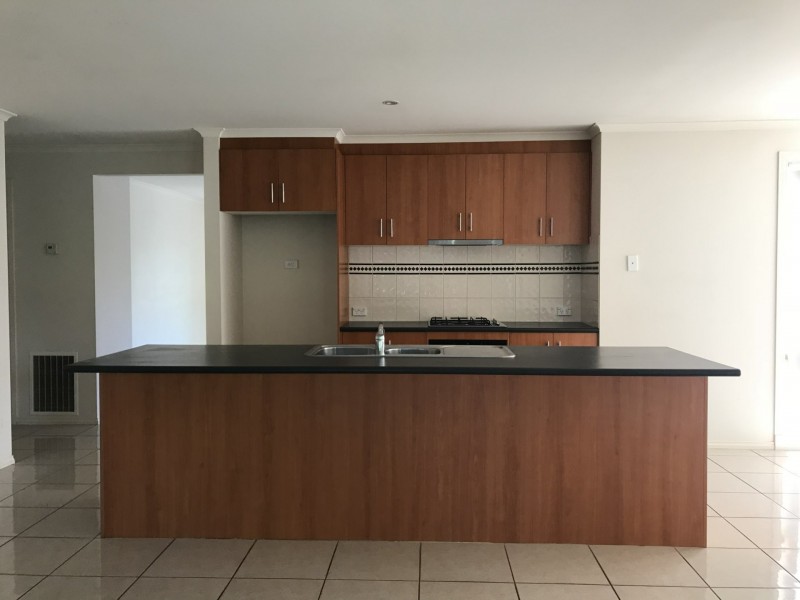 4 Kingsfield Crescent, Lynbrook VIC 3975