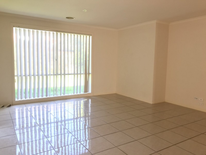 4 Kingsfield Crescent, Lynbrook VIC 3975