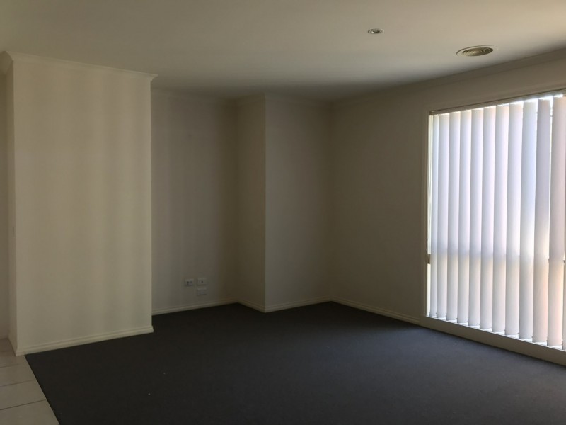 4 Kingsfield Crescent, Lynbrook VIC 3975