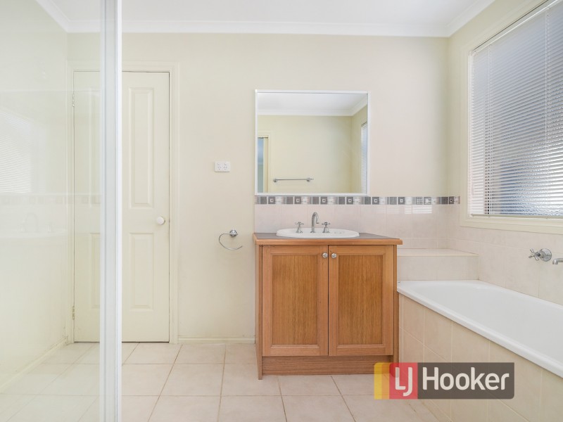 4 Tyndall Street, Cranbourne East VIC 3977