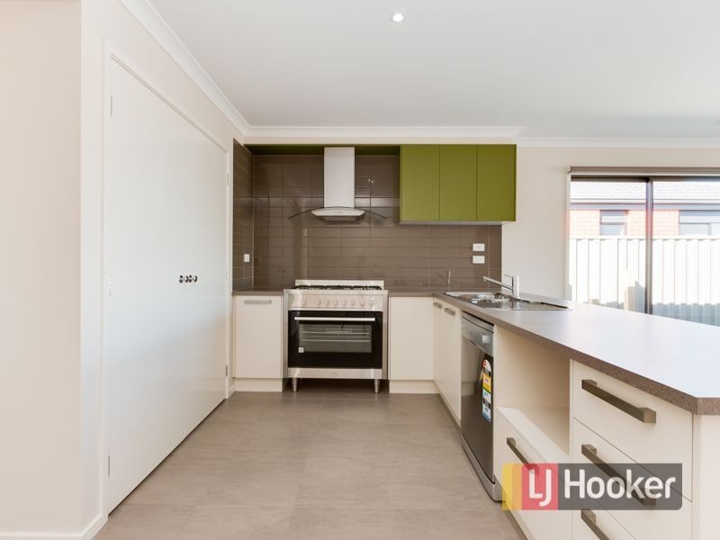 127 Scotsdale Drive, Cranbourne VIC 3977