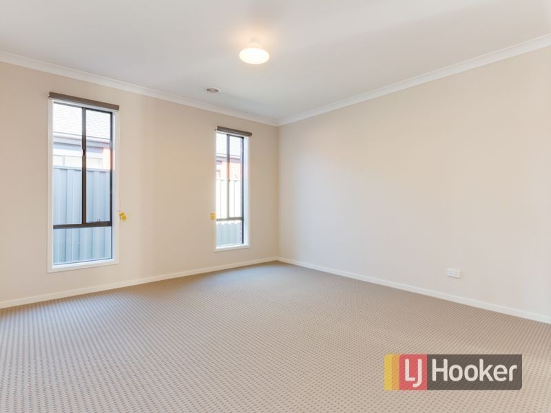 127 Scotsdale Drive, Cranbourne VIC 3977