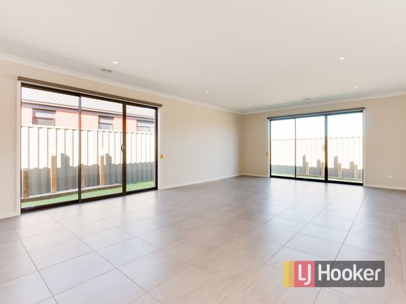 127 Scotsdale Drive, Cranbourne VIC 3977