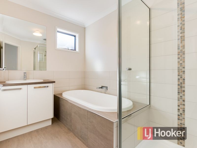 127 Scotsdale Drive, Cranbourne VIC 3977