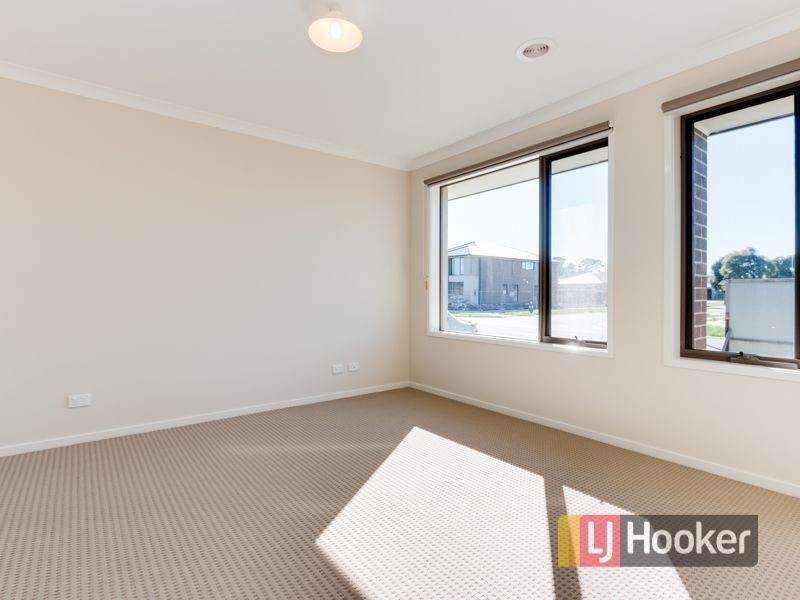 127 Scotsdale Drive, Cranbourne VIC 3977