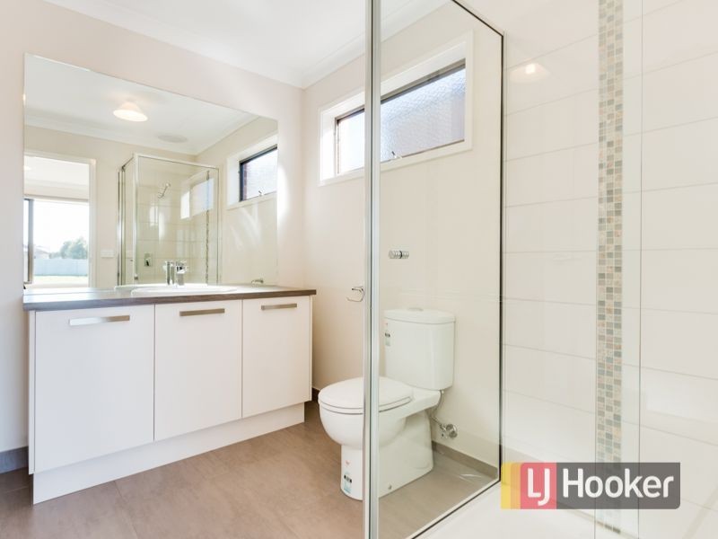 127 Scotsdale Drive, Cranbourne VIC 3977