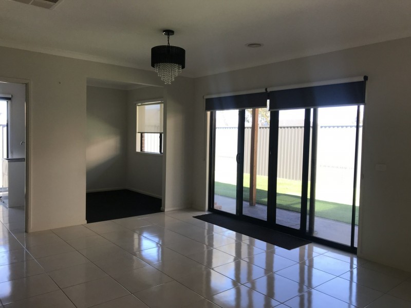 20 Pinebank Avenue, Cranbourne East VIC 3977