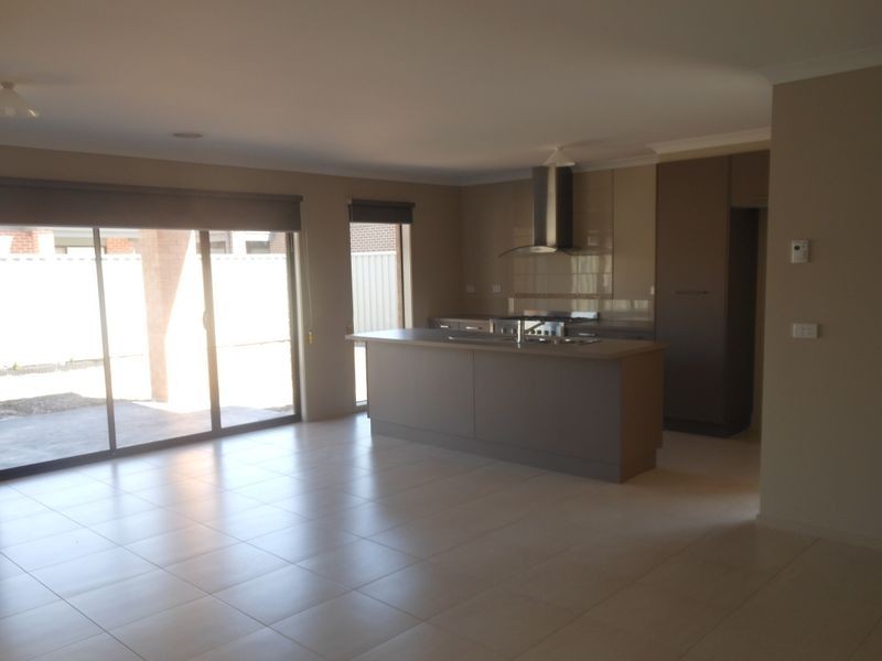 296 Casey Fields Boulevard, Cranbourne VIC 3977