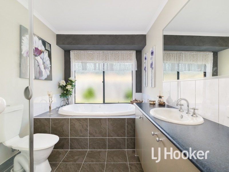 33 Gentle Annie Drive, Blind Bight VIC 3980