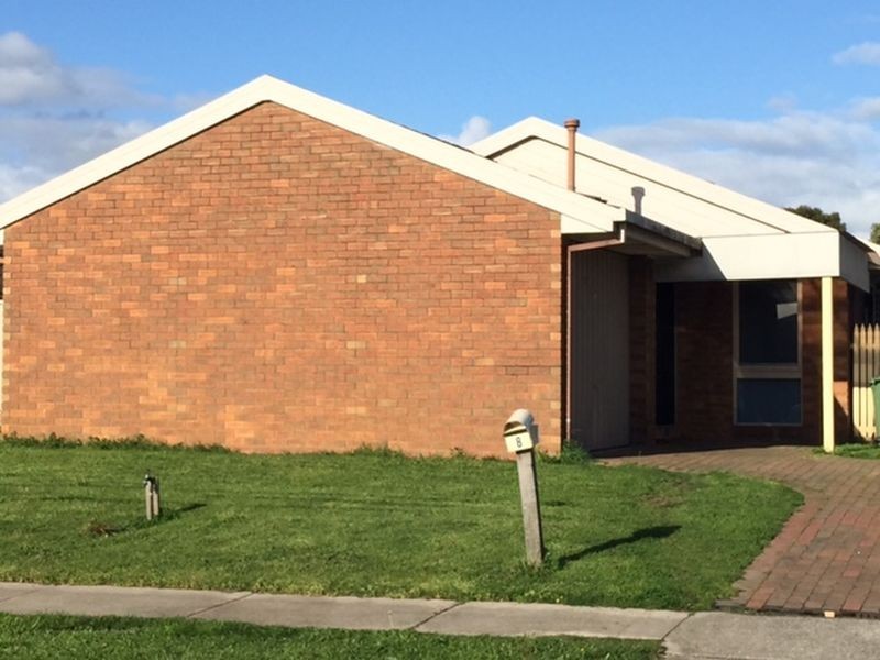 8 Lansell Drive, Cranbourne North VIC 3977