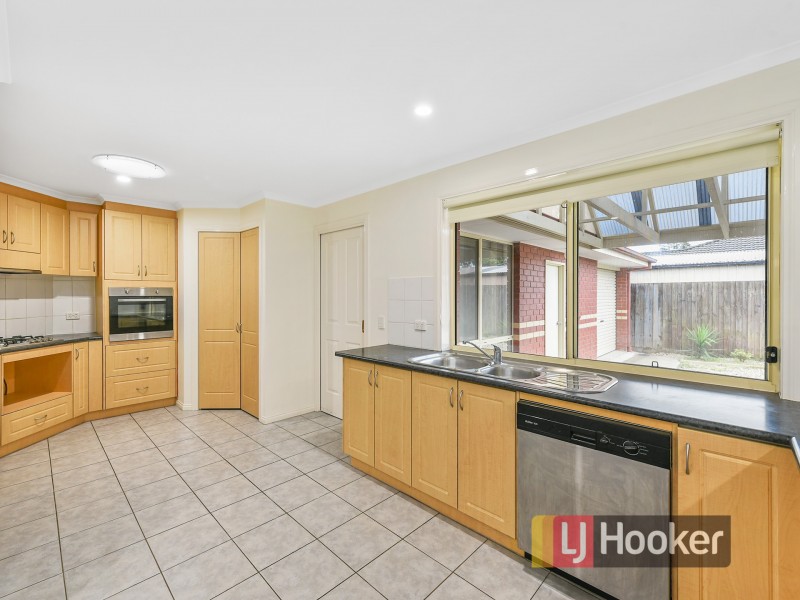 2 Prestwick Green, Cranbourne VIC 3977