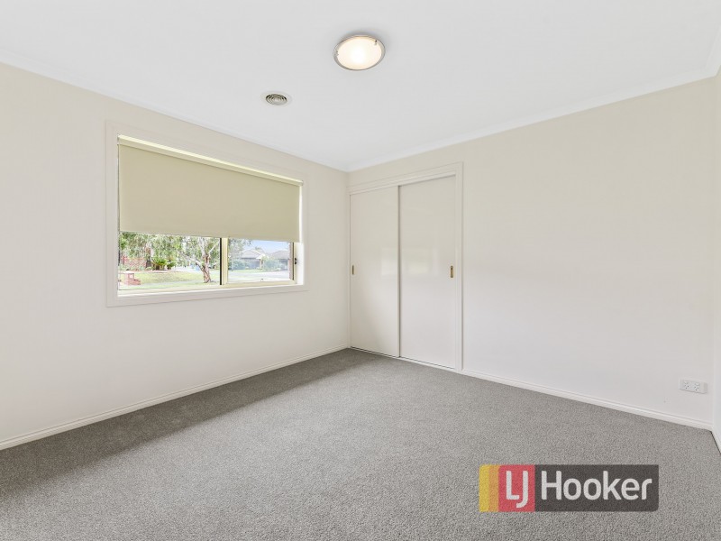 2 Prestwick Green, Cranbourne VIC 3977