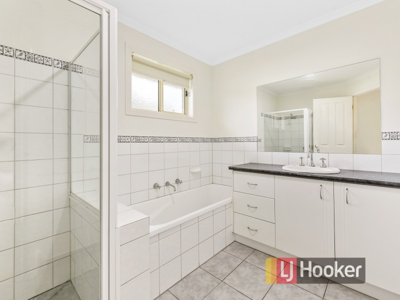 2 Prestwick Green, Cranbourne VIC 3977