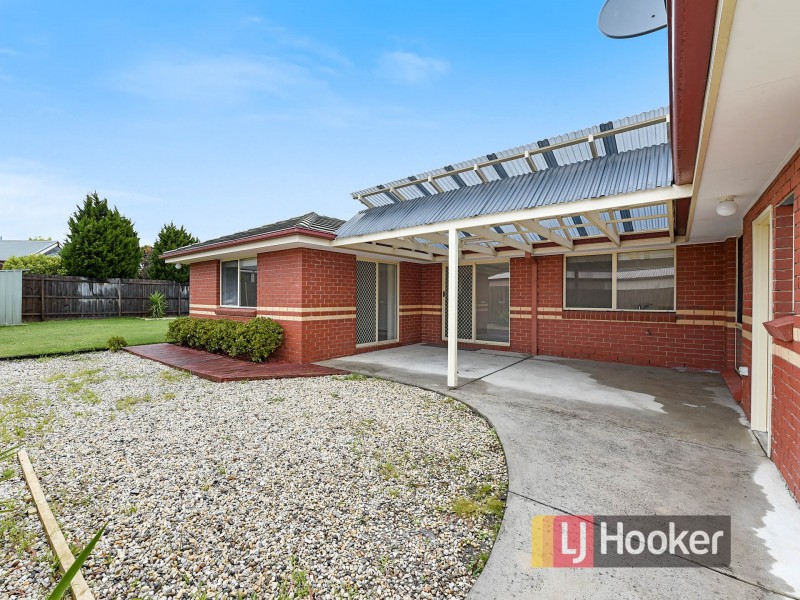 2 Prestwick Green, Cranbourne VIC 3977