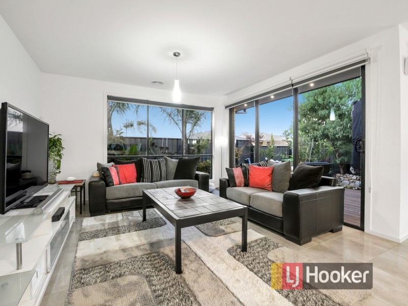 19 Calabrese Circuit, Clyde North VIC 3978