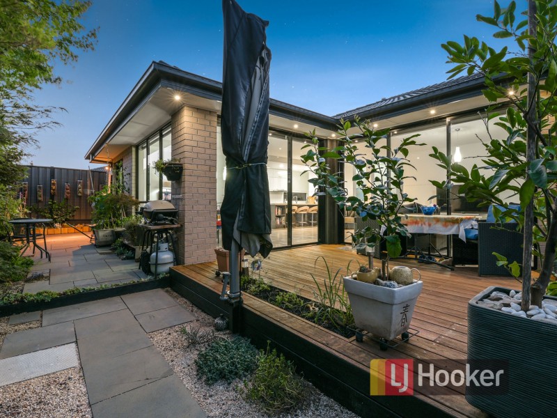 19 Calabrese Circuit, Clyde North VIC 3978