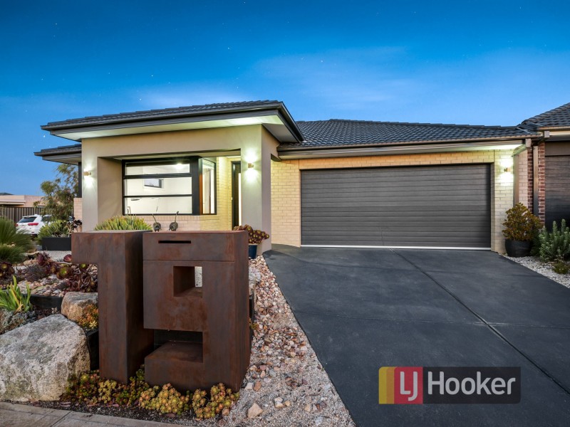 19 Calabrese Circuit, Clyde North VIC 3978