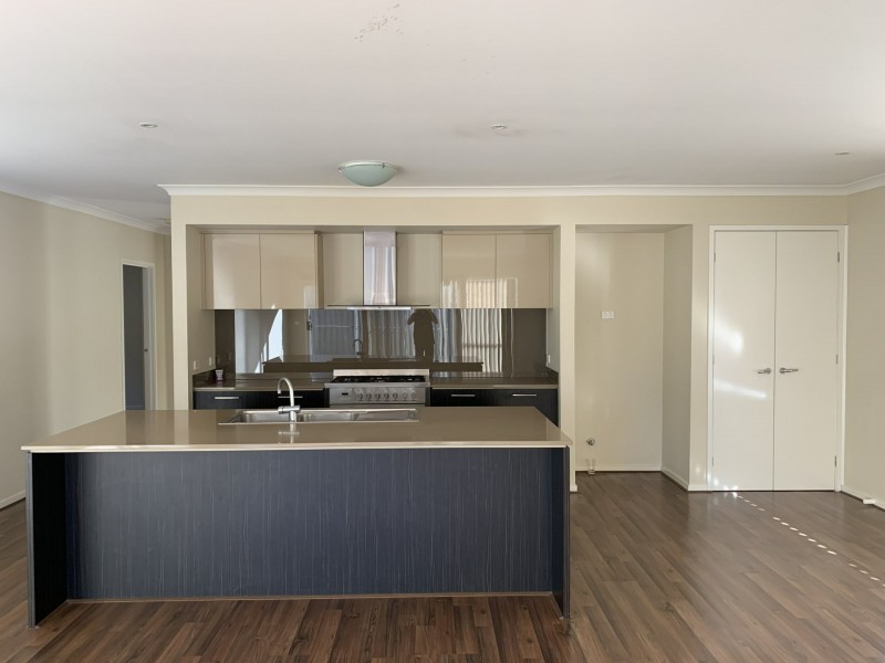6 Mullein Bend, Cranbourne VIC 3977