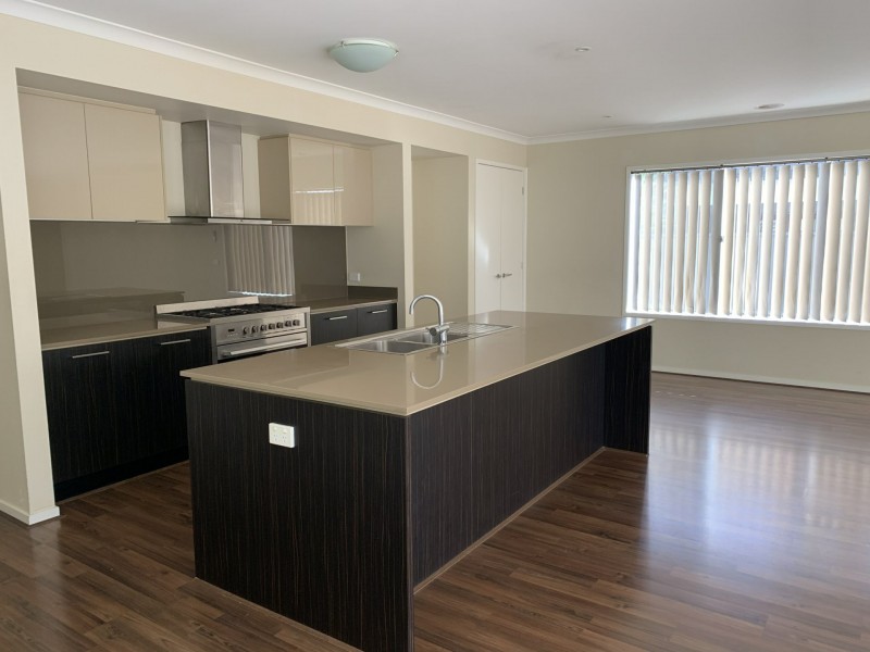 6 Mullein Bend, Cranbourne VIC 3977