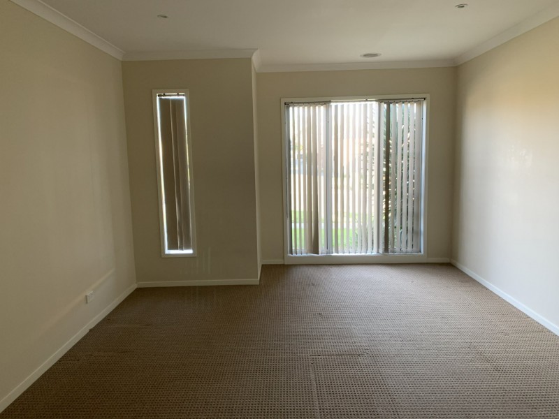 6 Mullein Bend, Cranbourne VIC 3977