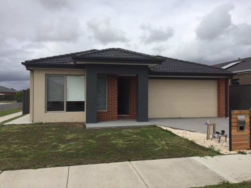 8 Mossbank Road, Cranbourne VIC 3977