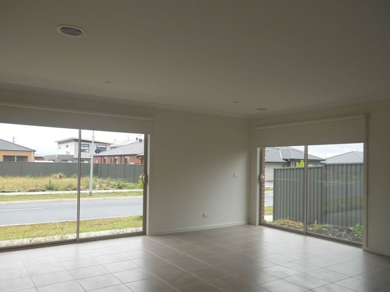 8 Mossbank Road, Cranbourne VIC 3977