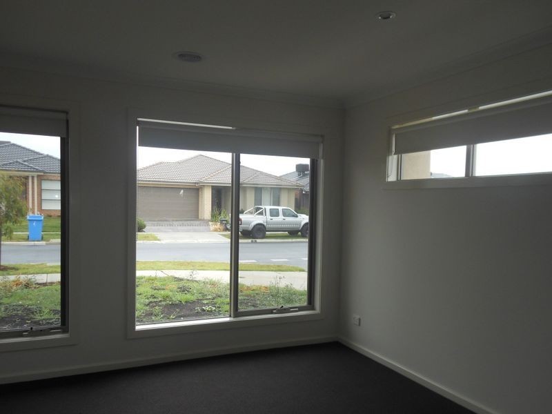 8 Mossbank Road, Cranbourne VIC 3977