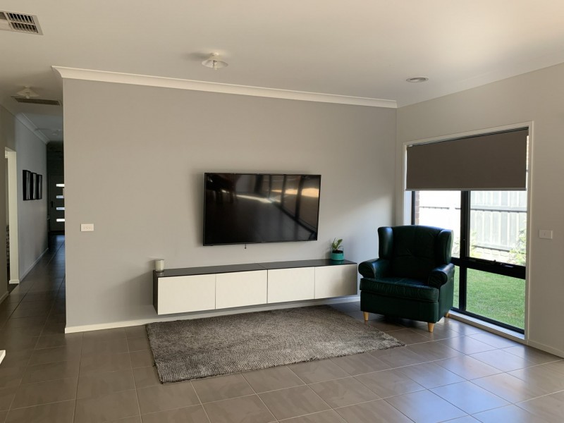 4 Caxton Close, Clyde VIC 3978