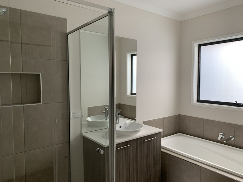 15 Landsdowne Avenue, Clyde North VIC 3978