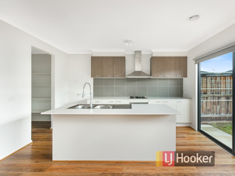 42 Mossey Crescent, Cranbourne East VIC 3977