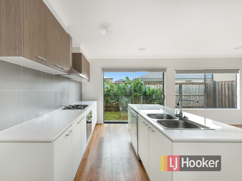 42 Mossey Crescent, Cranbourne East VIC 3977