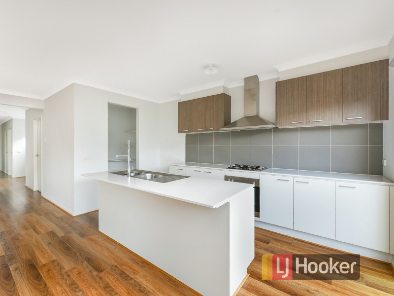42 Mossey Crescent, Cranbourne East VIC 3977