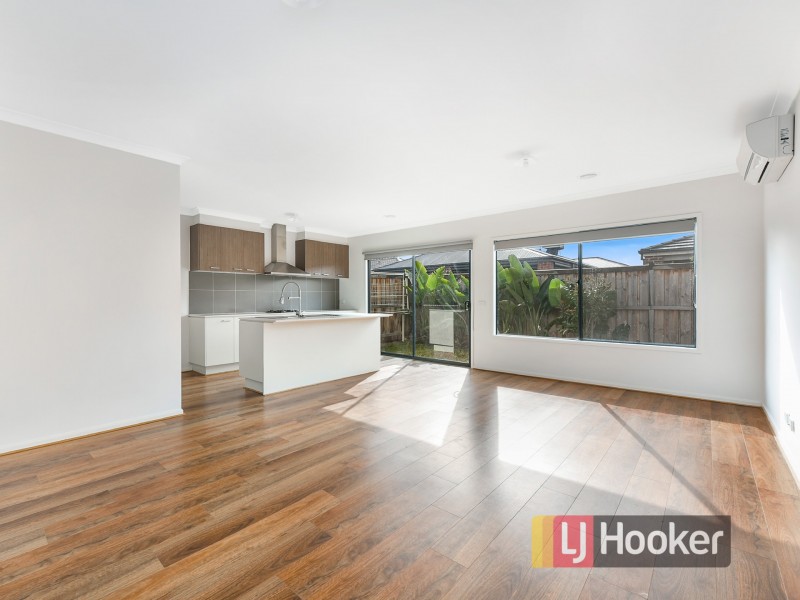 42 Mossey Crescent, Cranbourne East VIC 3977