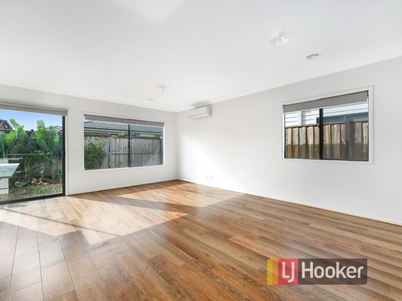 42 Mossey Crescent, Cranbourne East VIC 3977