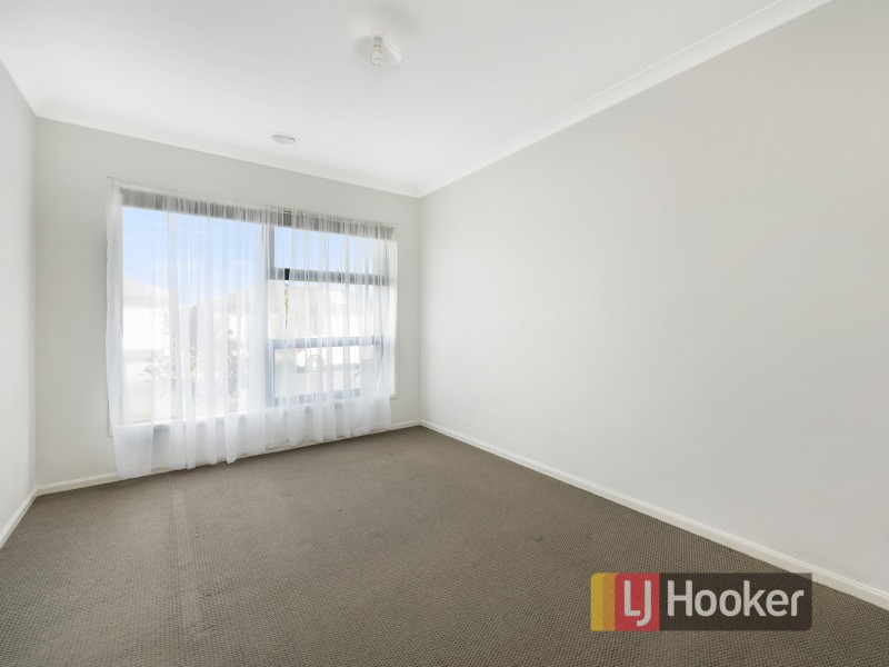 42 Mossey Crescent, Cranbourne East VIC 3977