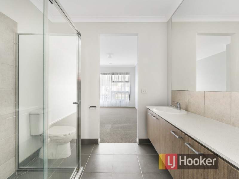42 Mossey Crescent, Cranbourne East VIC 3977