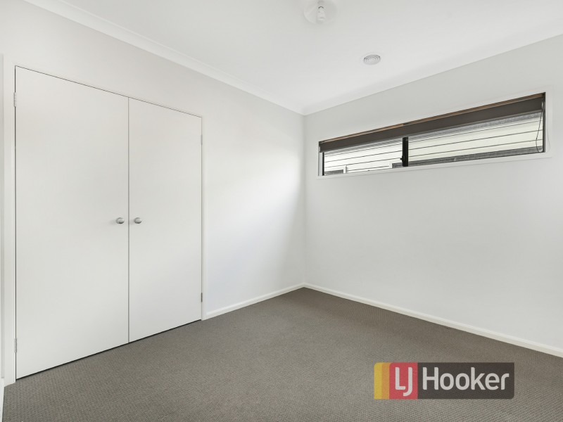 42 Mossey Crescent, Cranbourne East VIC 3977